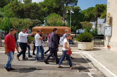 Morti a Raganello: folla e istituzioni per dare l'ultimo saluto al papà-eroe