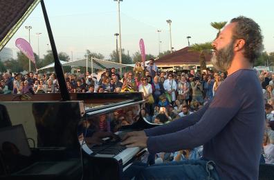 Bari, le note del piano annunciano l'alba sulla riva di Torre Quetta