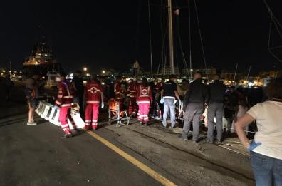 Lo sbarco di migranti finisce con un parto gemellare