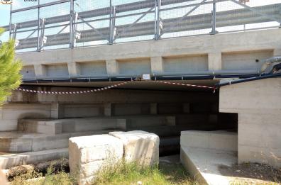 Opere pubbliche non autorizzate al porto, sequestrati ponte, tettoia e un'intera via
