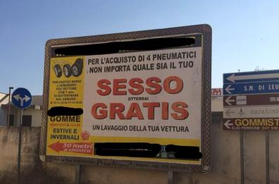 Lecce, il cartello «galeotto» 
che seduce gli automobilisti
