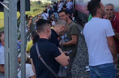 Si guasta il locomotore del Frecciargento Roma-Bari: treno fermo da ore