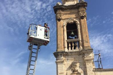 Si stacca una lastra dal campanile, tanta paura, nessun ferito