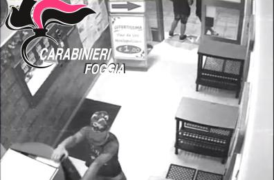 Rubano monete da un distributore di merendine: arrestati
