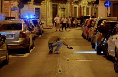 Bari, lite in strada fra due ex amanti. Lei gli spara, poi si costituisce