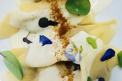 Ravioli (din sum) ai 3 arrosti in salsa di caciocavallo altamurano