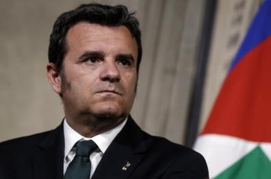 Xylella, Centinaio rinvia la visita in Puglia. I gilet arancioni: «potrà approvare i decreti»