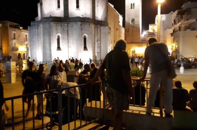 Il castello chiude alle 23, chi rimane dentro 'salta' il cancello