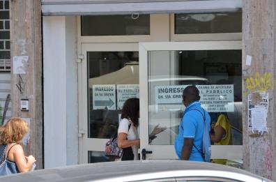 Bari, centro per l'impiego sovraffollato: 
«Gente viene per certificati inutili»