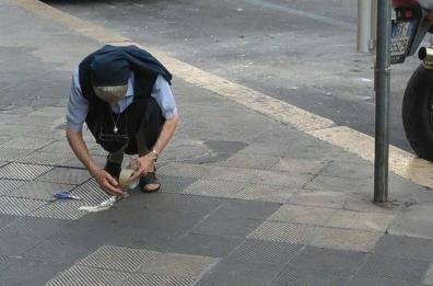 Bari, suora ripara con lo scotch le mattonelle rotte del marciapiede