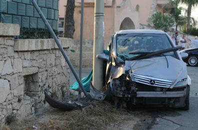 Non si ferma allo stop, camionista travolge auto, uccide conducente e scappa: rintracciato