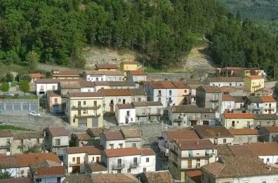 Guardia giurata uccide la moglie
davanti alla scuola del figlio
e poi si ammazza. Ferita la suocera