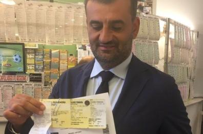 Bari, anche Decaro tra i tifosi in fila per l'abbonamento allo stadio
