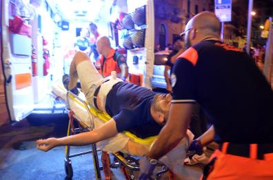Bari, i soccorsi dopo l'agguato tra i passanti in via Cattaro
