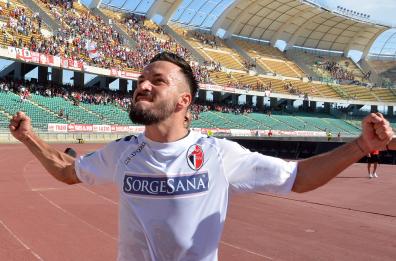 Bari, vittoria al San Nicola: carica degli 11mila con panini e «braciola