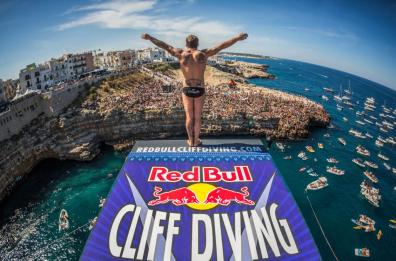 Tuffi, torna a Polignano a Mare la «Red Bull Cliff Diving»