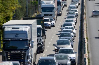 Camion contro auto sulla SS16, traffico paralizzato