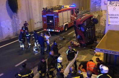 Bari, auto contro un muro e si ribalta in via Napoli: muore ragazzo di 26 anni
