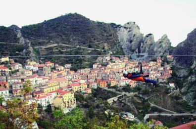 Sospesi tra pietra e cielo