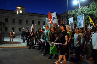 Bari, il corteo antifascista sfila per le vie della città