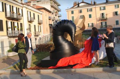 Scultrice di Conversano vince concorso: il suo cigno esposto in piazza a Cuneo