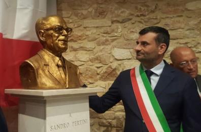 Turi, Decaro a cerimonia scoprimento statua Pertini: «Simbolo Paese libero e democratico»