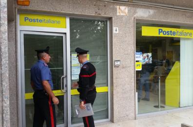 Rapinano un ufficio postale a Foggia e nell'incursione un cliente si sente male