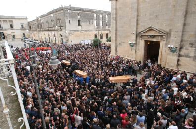 Strage Cursi, folla commossa per l’ultimo saluto a Franco, Andrea e Maria Assunta