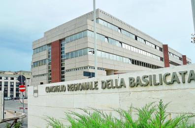 Nuova legge elettorale, vecchia
resta in vigore: il pasticcio lucano