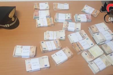 Nascondono 200mila euro nel materasso, nei guai parenti di boss quartiere Japigia