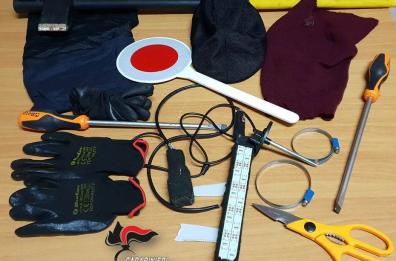 Non rispettano l'alt dei cc, inseguimento finisce con 3 tamponamenti: arrestati 2 nomadi serbi