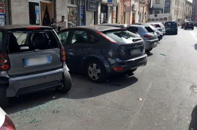 Brindisi, immigrato fa strage di lunotti e distrugge 5 auto