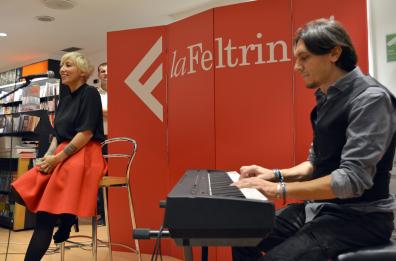 Malika Ayane: bagno di folla per il firmacopie