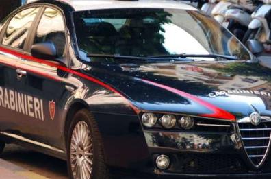 Ruba al mercato due carte di credito con relativi pin, arrestata 