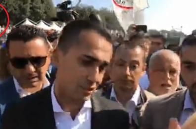 Tap, Di Maio passa di lato a striscione attivisti a Circo Massimo