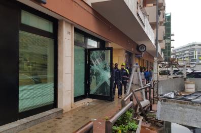 Barletta, rapinatori assaltano banca sfondando la vetrata