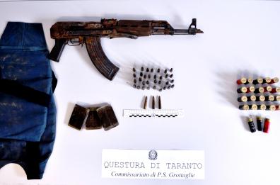 Nascondeva droga e un kalashnikov in campagna, arrestato pregiudicato a Grottaglie