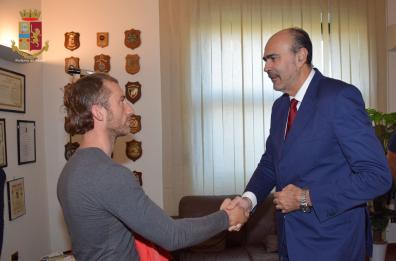 Romeno ferito mentre difende agenti da aggressore: questore lo ringrazia