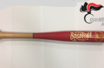 Gli rubano la bici elettrica con una mazza da baseball: 2 arresti