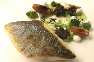 Branzino con cime di rapa, burrata e croccante alla liquirizia