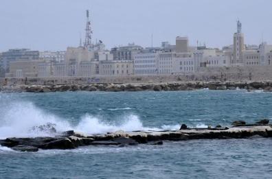 Vento forte, allerta arancione in tutta la Puglia