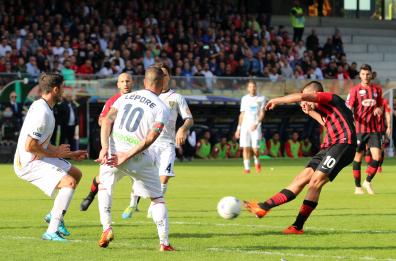 Il Lecce rimonta 2 gol, a Foggia finisce in parità