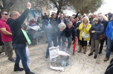 I No Tap sfidano la pioggia e manifestano a Melendugno