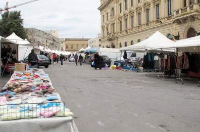 P.za Libertini, mercatino nelle sere di Natale: la mozione