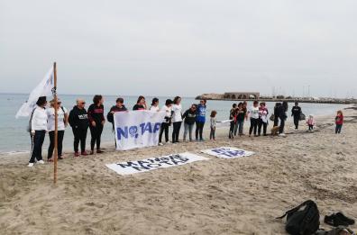 Le mamme No Tap sulla spiaggia di Melendugno per un flash mob 