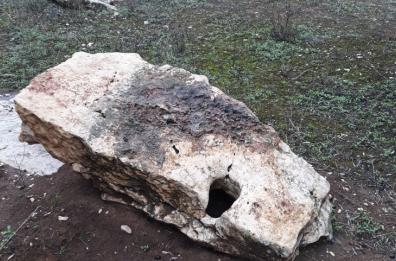Vandali spezzano menhir a Bisceglie, la stele con foro