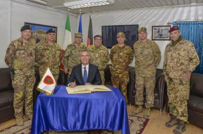 Il segretario generale della Nato
incontra i militari italiani 