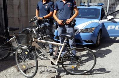 Lecce, arrestata ladra di biciclette: le caricava di nascosto in auto 