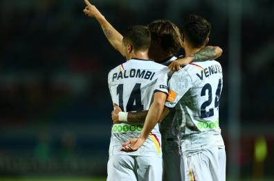 Lecce espugna Cosenza: in finale «salva» Falco