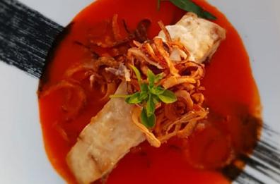 Filetto di dentice su passatina di ciliegino e cipolla rossa di tropea croccante